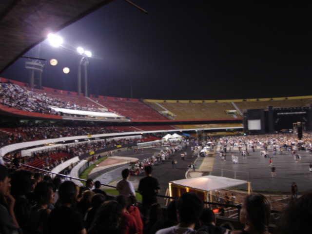 Estadio Morumbi de Sao Paulo iluminado para un partido nocturno