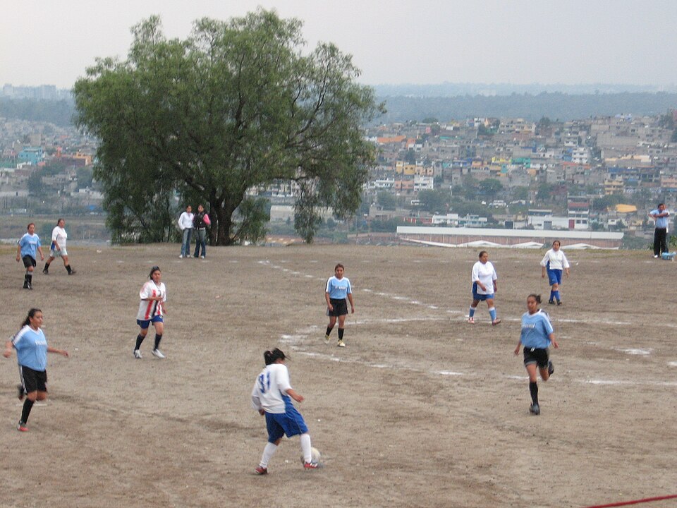 Pizarra táctica con jugadas de córner en una formación de fútbol