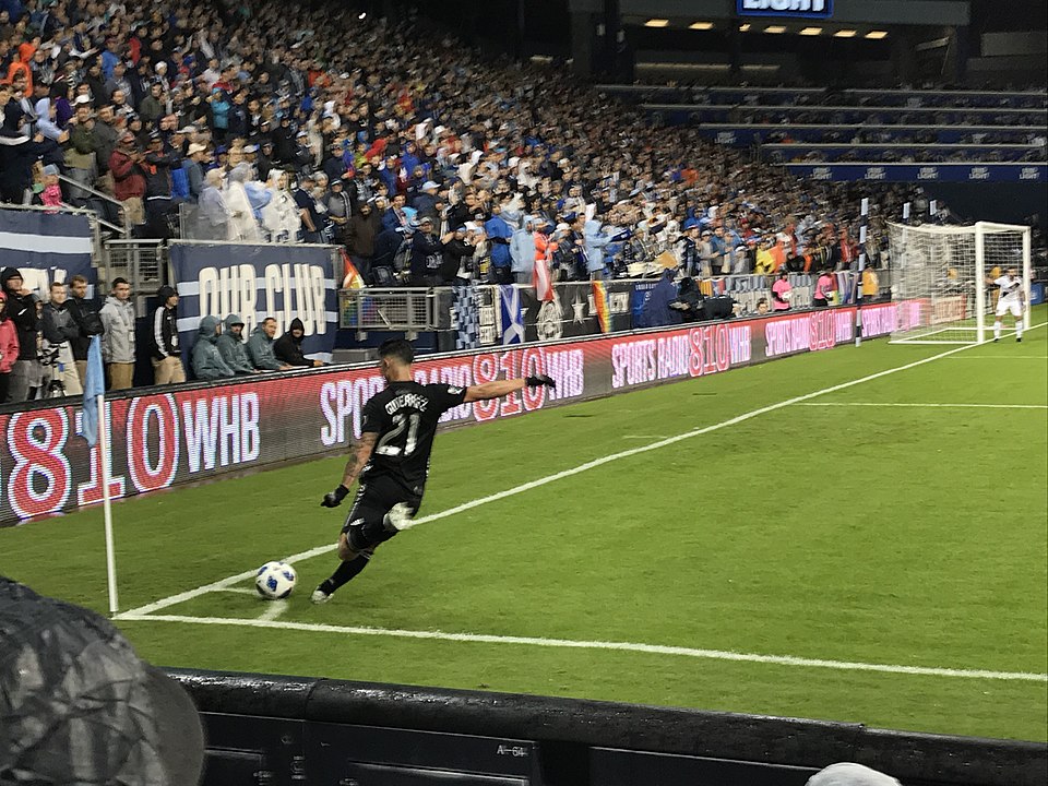 Jugador ejecutando un saque de esquina