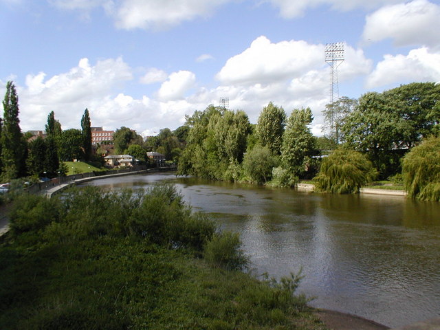 Estadio iluminado durante un partido de fútbol nocturno