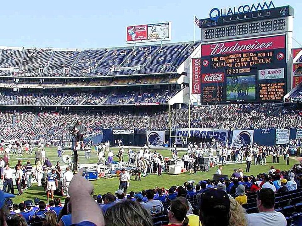 Aficionados viendo un partido intenso en un bar deportivo